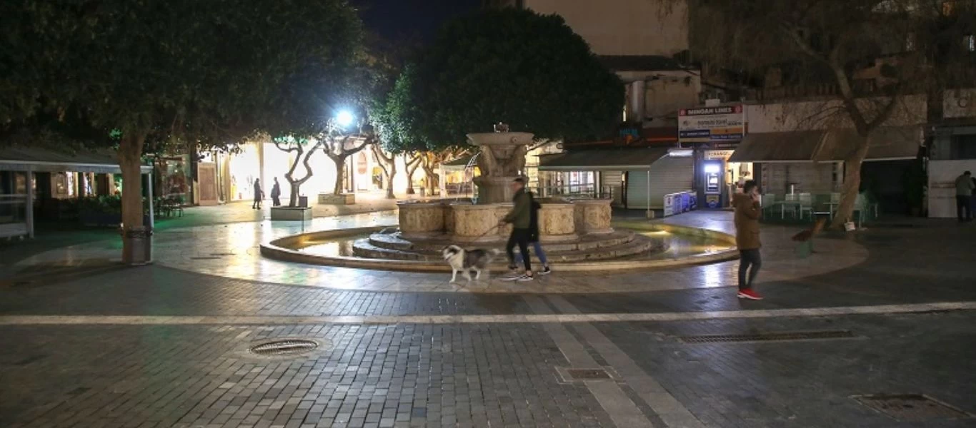 Κρήτη: Θέαμα για... λίγους στο Ηράκλειο - Δύο άνδρες βούτηξαν γυμνοί στο σιντριβάνι της πλατείας Λιονταριών